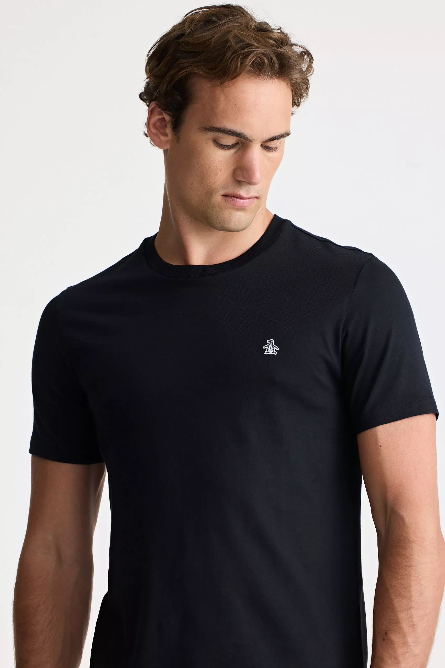 REMERA ORGANIC NEGRA STICKER PENGUIN - Imagen 2